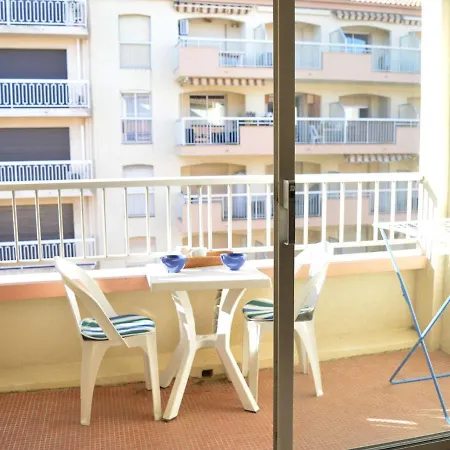 Apartment Lumineux A 30m De La Plage, Balcon, Clim, Commerces A Cote - Fr-1-226-444