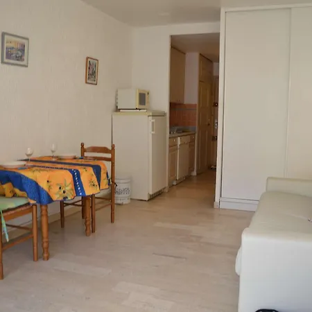Lumineux A 30m De La Plage, Balcon, Clim, Commerces A Cote - Fr-1-226-444 Apartment *